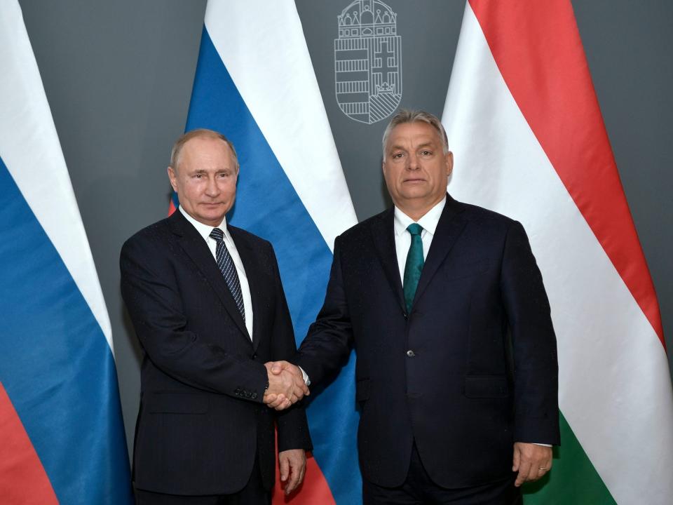 Vladimir Putin and Viktor Orban shake hands