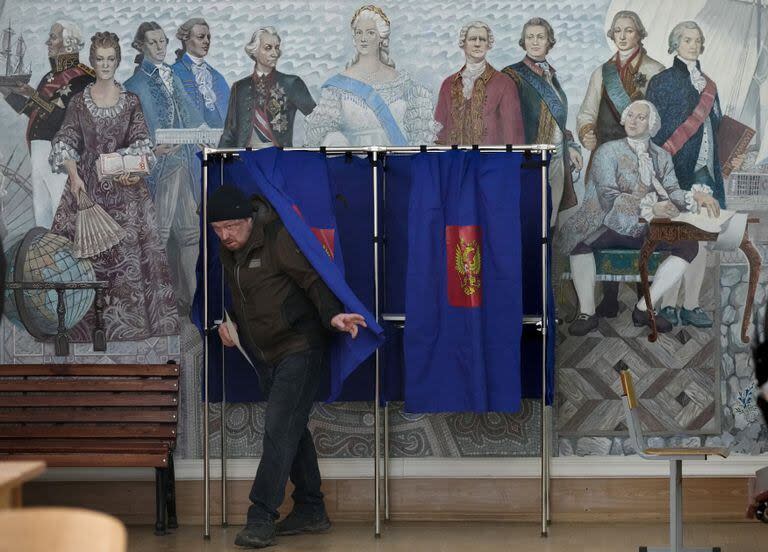 Votación para las elecciones rusas en un centro de San Petersburgo. (AP/Dmitri Lovetsky)