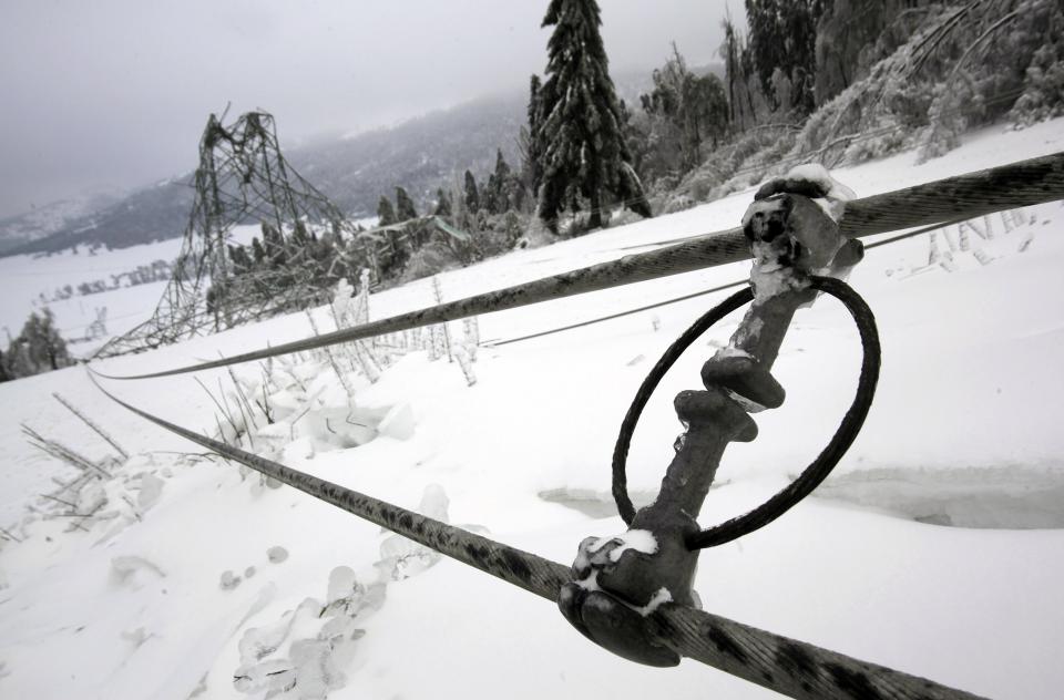 Las instalaciones eléctricas fueron de las más afectadas por el clima. REUTERS/Srdjan Zivulovic