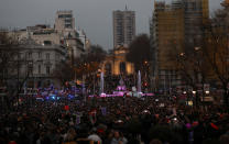 <p>Panorámica general del centro de Madrid, con la Cibeles y la Puerta de Alcalá al fondo, abarrotadas de mujeres (REUTERS/Susana Vera) </p>