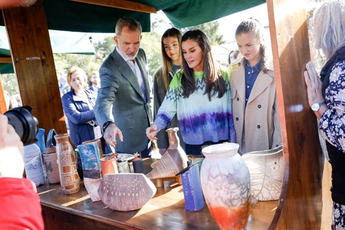 Felipe VI y doña Letizia se interesan por la cerámica