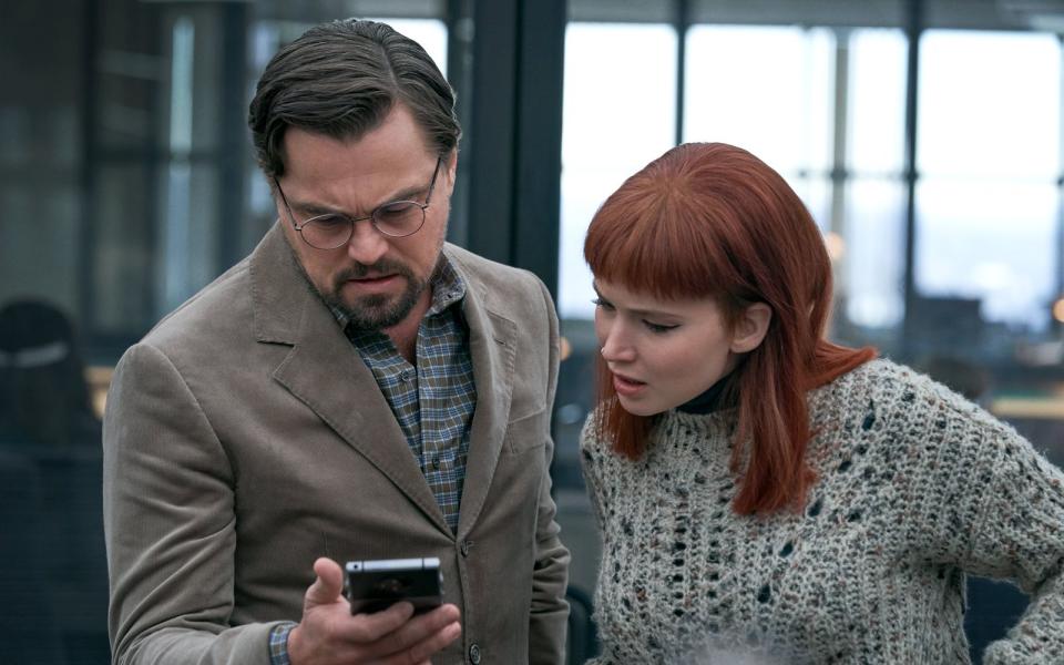 Die Astrophysiker Dr. Mindy (Leonardo DiCaprio) und Kate Dibiasky (Jennifer Lawrence) entdecken in "Don't Look Up", dass ein Asteroid vom Typ "Planetenkiller" auf die Erde zurast. Aber es kommt noch schlimmer: Die Menschen interessiert es gar nicht, dass sie sterben werden. (Bild: Netflix / Nico Tavernise)