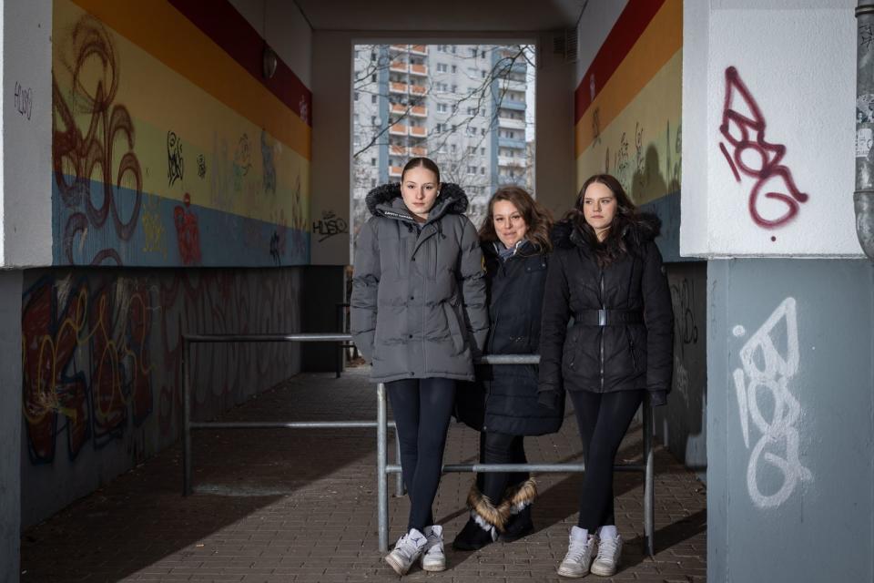 Die 16-Jährige Luisa (rechts) und ihre zwei Jahre ältere Schwester Angie leben mit Mutter Silvana in Berlin. Schon ihr ganze Leben lang fehlt das Geld an allen Enden. (Bild: ZDF/Jens Gyarmaty)