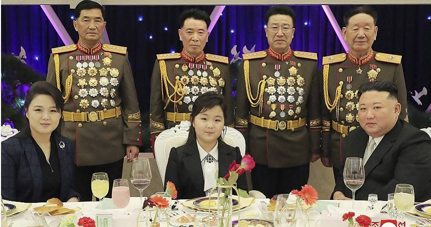 金正恩女兒金主愛（中）在宴會上與軍方高官合影。（圖／達志／美聯社，下同）