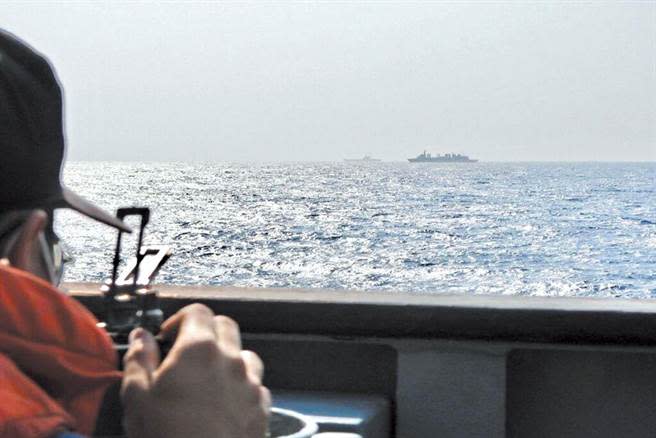中共海軍「山東號」航艦以編隊形式，5日經台灣東南海域，前往西太平洋展開首次航訓。（國防部提供）