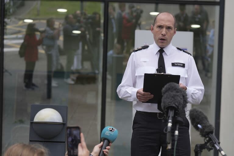 El superintendente jefe Jon Simpson, de la policía de Hertfordshire, habla con los medios de comunicación fuera de la comisaría de Hatfield después de un incidente en Bushey el martes por la noche, en Hertfordshire, Inglaterra, miércoles 10 de julio de 2024. 