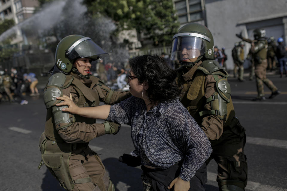 Police officers&nbsp;confront a demonstrator during a&nbsp;protest against Pope Francis&nbsp;in&nbsp;Santiago on Tuesday. (Photo: NurPhoto via Getty Images)
