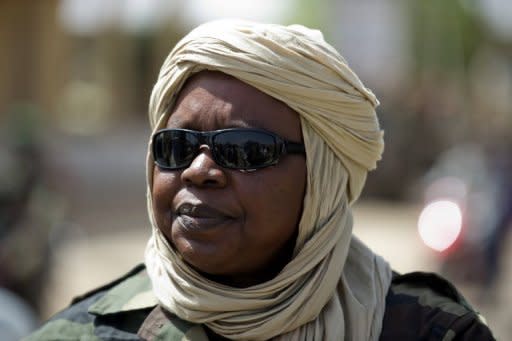 Photo Par John Macdougall - Avec son treillis, son chèche beige autour de la tête et ses lunettes de soleil, elle porte beau au volant de son pick-up. Numéro deux de l'armée malienne à Gao, le lieutenant-colonel Nema Segara sillonne la grande cité du nord du Mali pour trouver les caches d'armes et rassurer