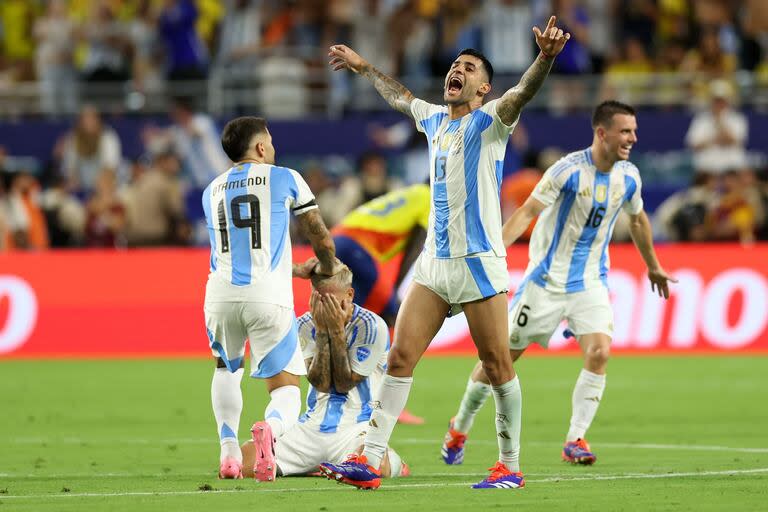 Nicolás Otamendi y Cristian Romero celebran la victoria argentina.