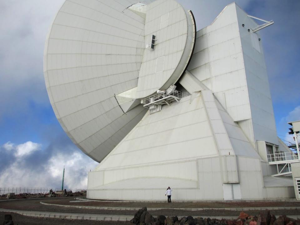 Fotografía cedida este viernes por la científica mexicana Sandra Bustamante, donde se le ve posando frente al telescopio gigante localizado en la cima del volcán extinto Sierra Negra, en el estado de Puebla (México). La joven participó en el proyecto desde el Gran Telescopio Milimétrico (Foto EFE/Archivo personal Sandra Bustamante).