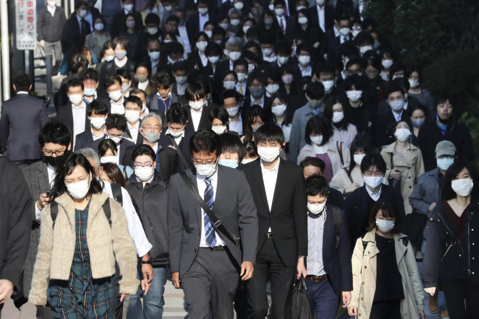 Numerosas personas, todas con mascarillas por el coronavirus, caminan por una calle en Tokio, el martes 17 de noviembre de 2020. (AP Foto/Koji Sasahara)