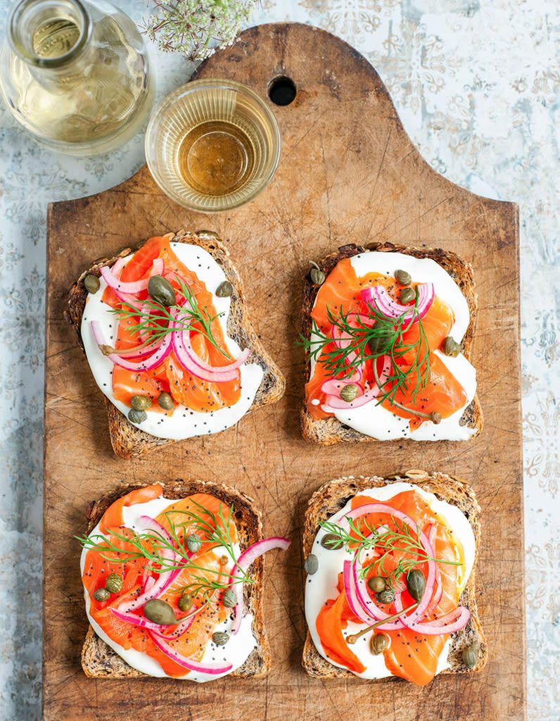 Toasts de saumon fumé, feta et ricotta