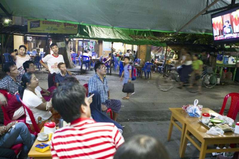 10月12日，緬甸仰光一間茶鋪的客人專心看著翁山蘇姬發表電視談話（AP）
