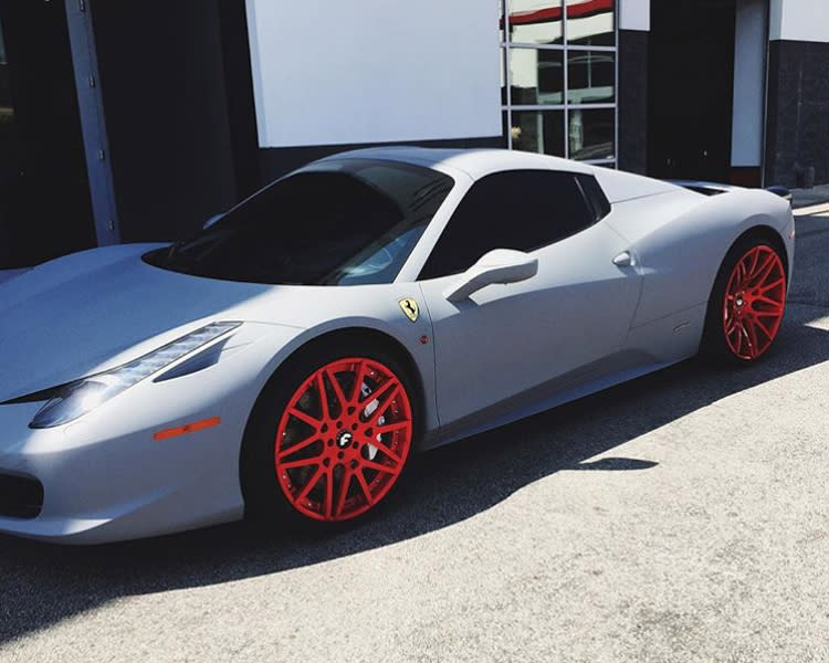 <p>Nichts sagt besser ‘Ich liebe dich’ als ein weißer Ferrari im Wert von 320.000 Dollar (275.000 Euro) als Geschenk zum 18. Geburtstag – dachte sich wohl Kylie Jenners damaliger Freund Tyga.<br>(Foto: Instagram/Kylie Jenner) </p>