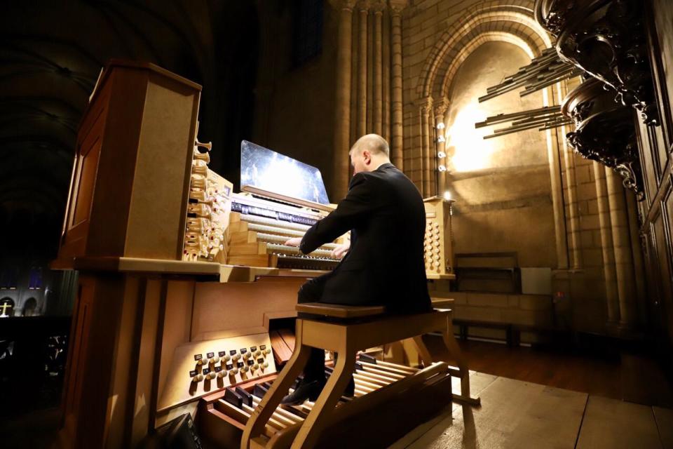 As Notre Dame burned, organist Johann Vexo and worshipers calmly filed out halfway through a reading of the Gospels.