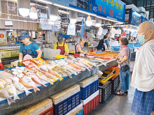 高雄蚵仔寮觀光魚市場的水產品相當新鮮，吸引民眾駐足選購。（林瑞益攝）