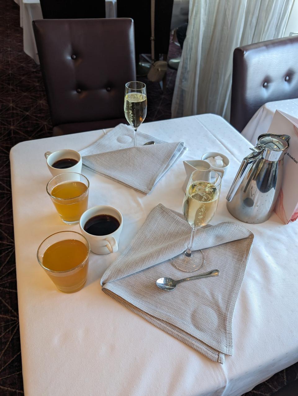 Breakfast table with napkins and drinks 