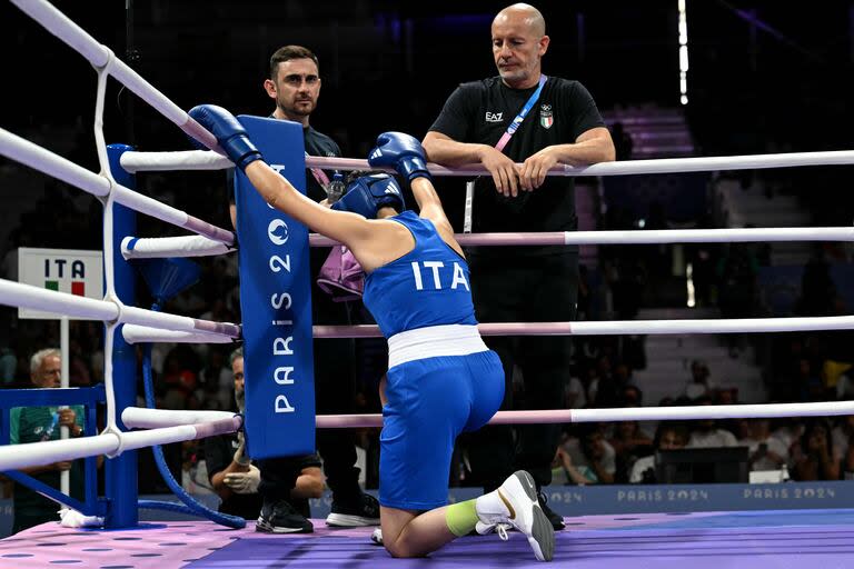 Italy's Angela Carini takes a break while fighting against Algeria's Imane Khelif in the women's 66kg preliminaries round of 16 boxing match during the Paris 2024 Olympic Games at the North Paris Arena, in Villepinte on August 1, 2024. (Photo by MOHD RASFAN / AFP)