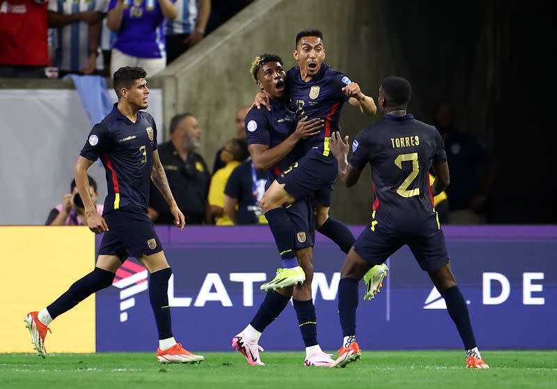 Foto del jueves del futbolista de Ecuador Kevin Rodriguez celebrando con sus compañeros tras marcar ante Argentina