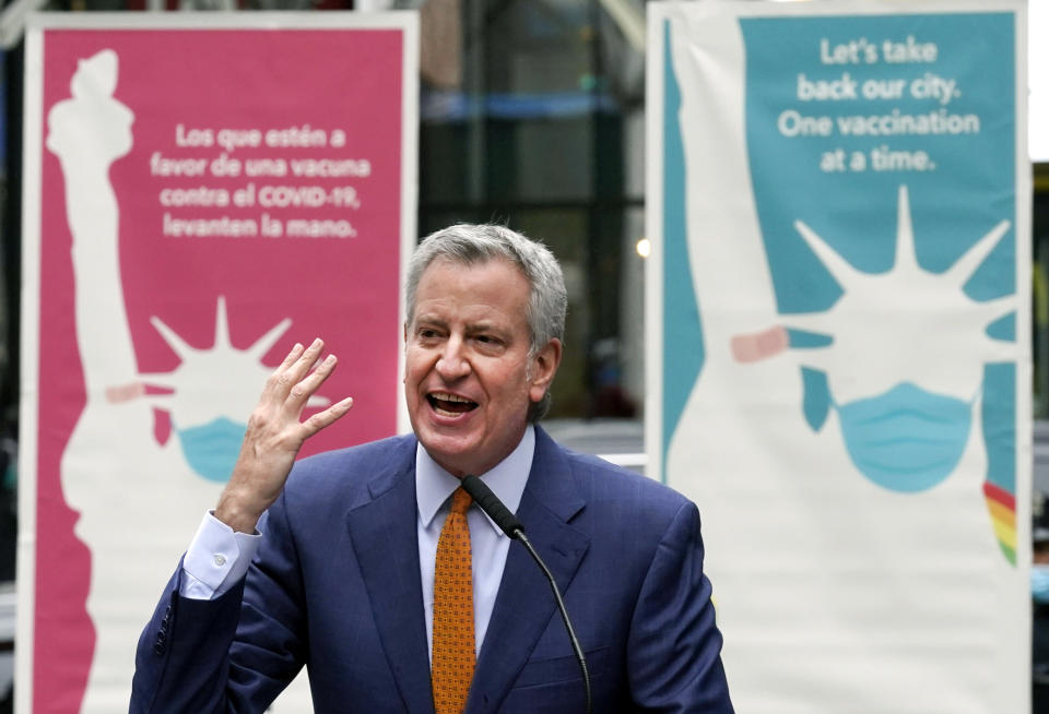 ARCHIVO - En esta foto del 12 de abril del 2021, el alcalde de Nueva York Bill de Blasio habla en Times Square tras visitar un sitio de vacunaciones para el coronavirus en Broadway. (AP Foto/Richard Drew)