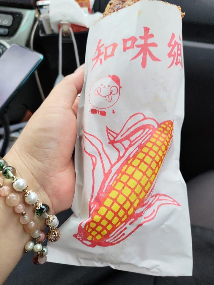 有位網友在臉書社團po文表示，自己買了2支烤玉米，沒想到價格竟然要價265元。（翻攝自爆廢公社二館）