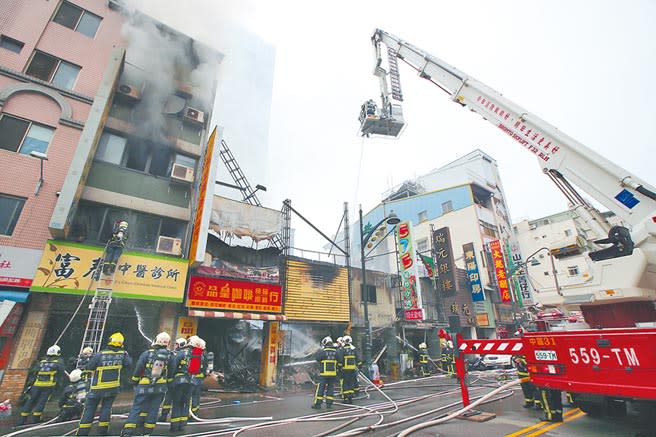 台中市中華夜市21日凌晨發生大火，延燒16戶，台灣大道多家店面焚毀。（黃國峰攝）