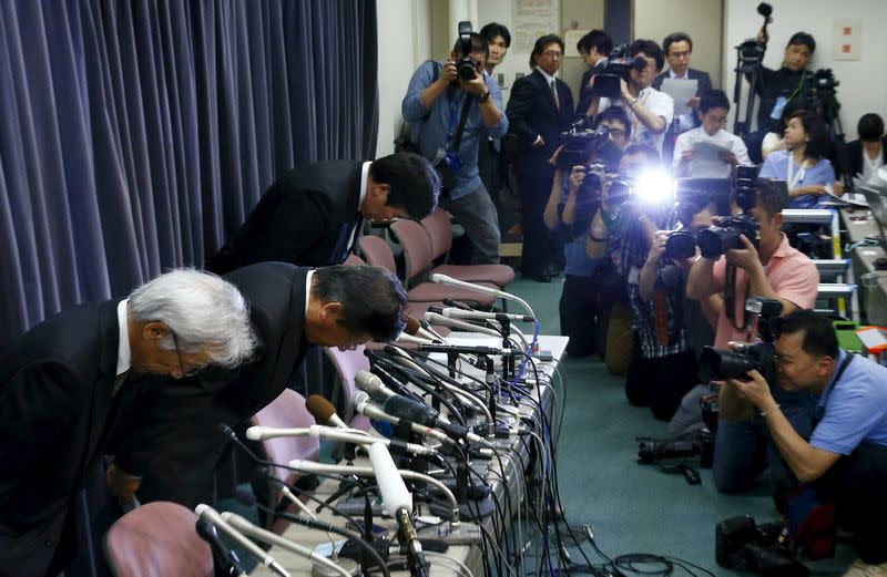 Mitsubishi Motors Corp's President Tetsuro Aikawa (C) bows with other company executives during a news conference at the transport ministry in Tokyo, Japan, April 26, 2016. REUTERS/Thomas Peter