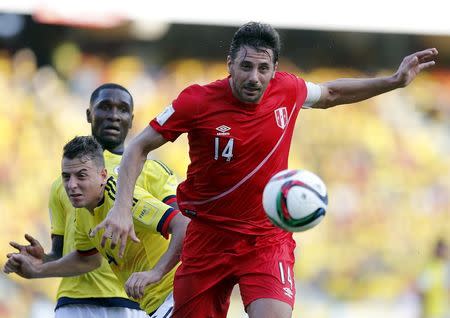 Peru's Claudio Pizarro (14) battles for the ball with Colombia's Santiago Arias (C) and Cristian Zapata during their 2018 World Cup qualifying soccer match at the Roberto Melendez Stadium in Barranquilla, Colombia, October 8, 2015. REUTERS/John Vizcaino