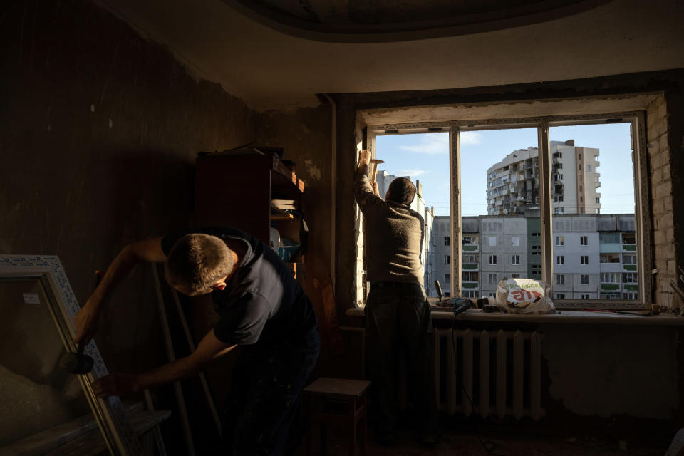 Trabajadores instalan nuevas ventanas en el octavo piso de un complejo de apartamentos que dañaron las bombas rusas en Chernígov, al norte de Ucrania, el 8 de septiembre de 2022. (Jim Huylebroek/The New York Times)
