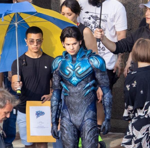 Xolo Maridueña en el set de Blue Beetle (Crédito: Just Jared)