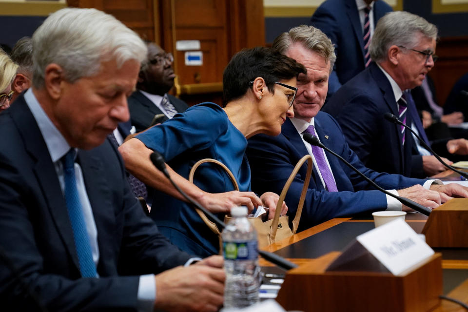 Citigroup CEO Jane Fraser buigt zich naar voren om met Bank of America voorzitter en CEO Brian Moynihan te spreken tijdens een pauze in een hoorzitting van het US House Financial Services Committee getiteld "Holding Megabanks Accountable: Oversight of America's Largest Consumer Facing Banks" op Capitol Hill in Washington, VS, 21 september 2022. REUTERS/Elizabeth Frantz