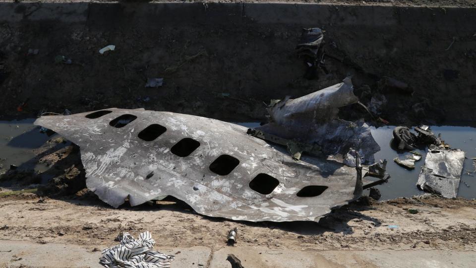 Trümmerteile der ukrainischen Passagiermaschine liegen am Absturzort. Das Flugzeug wurde von einer iranischen Flugabwehrrakete getroffen.