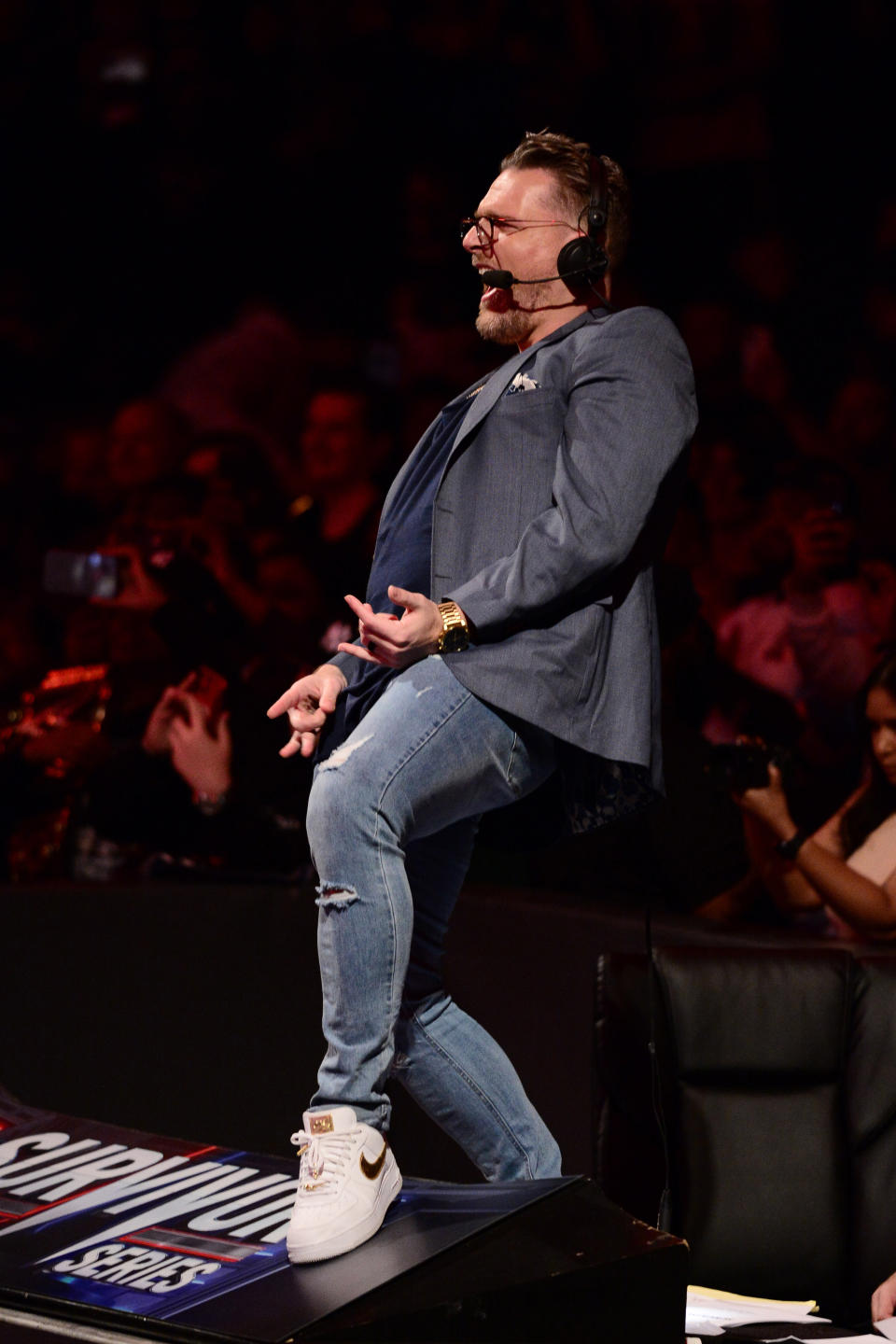 Pat McAfee como comentarista de la WWE en Survivor Series 2021. (Joe Camporeale-USA TODAY Sports)