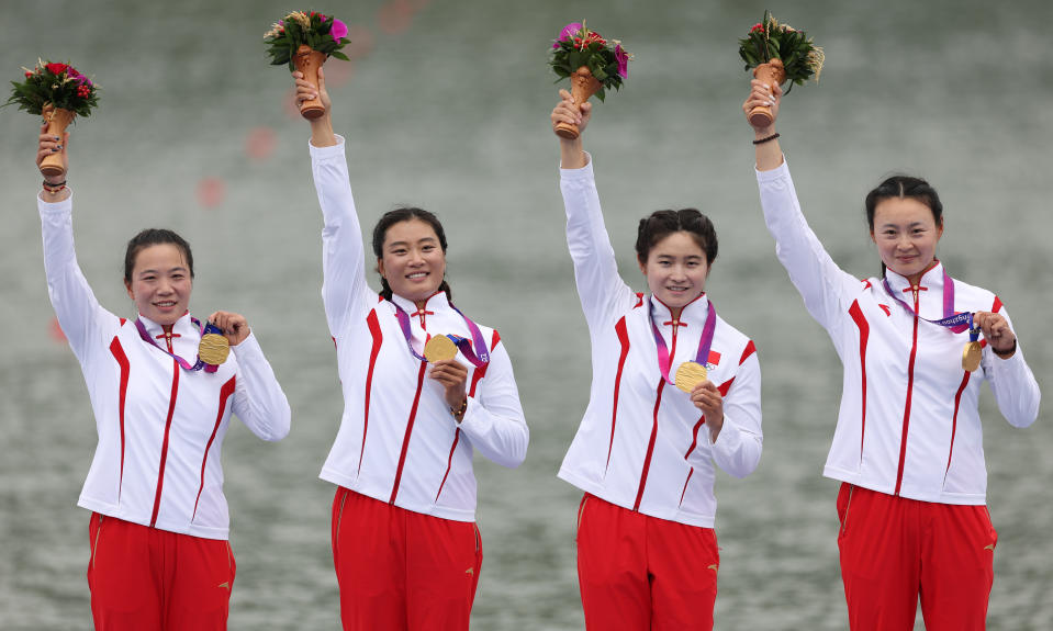 大陸隊選手李冬崟、殷夢蝶、王楠、孫悅雯（從左至右）奪得女子500米四人皮艇冠軍。（圖／新華社）