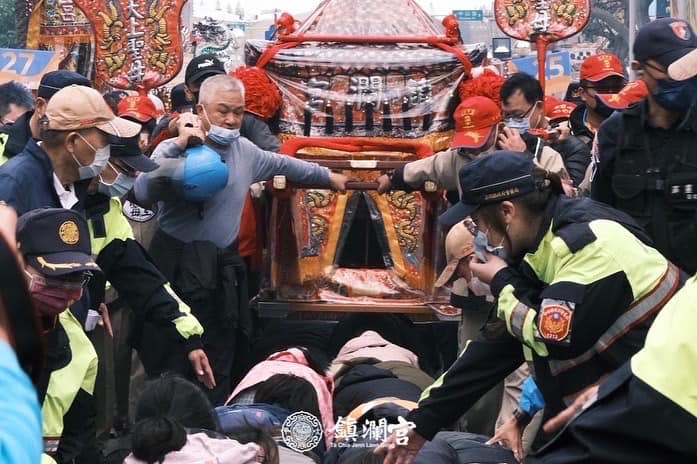 大甲鎮瀾宮媽祖首次渡海到澎湖遶境會香，市區遶境民眾爭相躦轎底祈福。   圖：翻攝大甲鎮瀾宮臉書