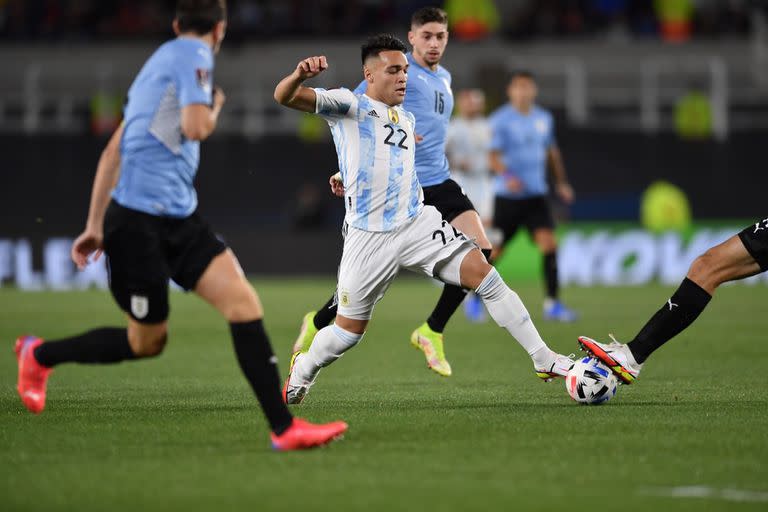 Lautaro en acción ante Uruguay