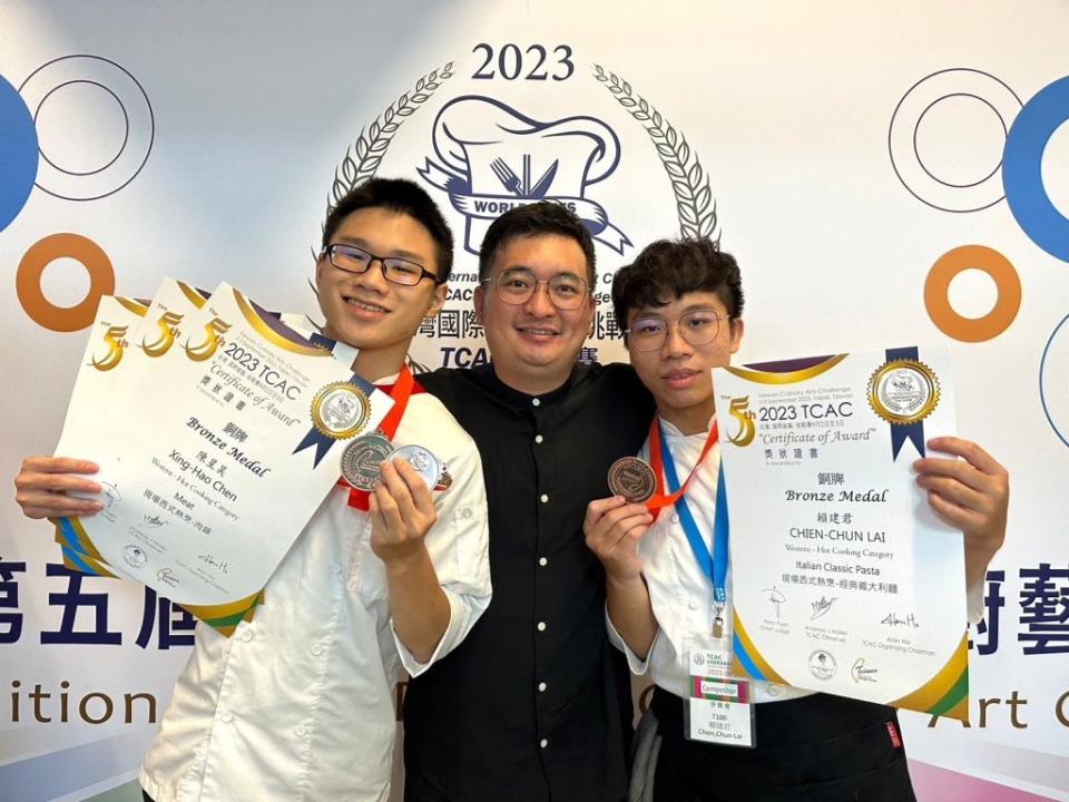 嘉藥賴建君（右）與陳星昊（左）在國際廚藝美食挑戰賽獲三銅牌、一佳作。（校方提供）