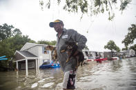 <p>Felipe Grande removes his two dogs from his apartment at Bayou Parc at Oak Forest, Aug. 27, 2017, in Houston. (Photo: Marie D. De Jesus/Houston Chronicle) </p>