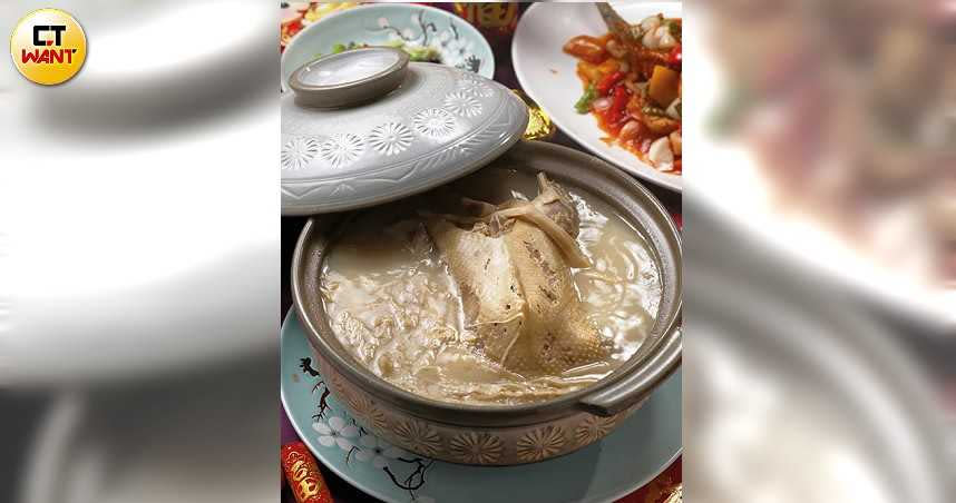 「杭州老鴨煲」以金華火腿與老母雞熬湯，帶出土番鴨肉香。（1,280元）（圖／于魯光）