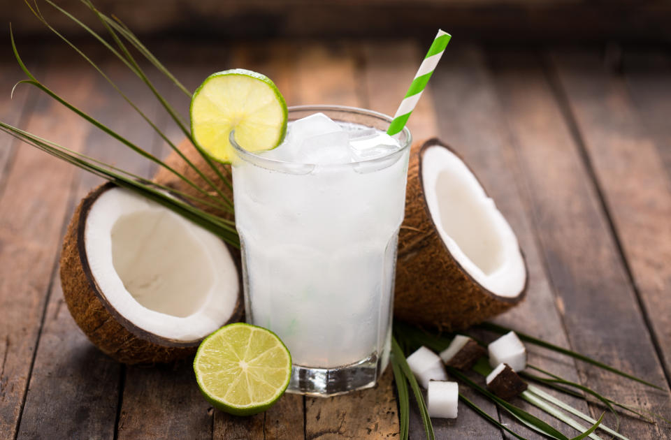 Coconut water, Glas, Strohhalm, Kokosnuss