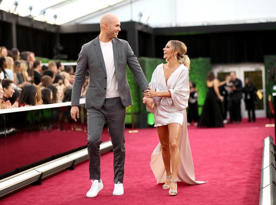 Mike Caussin, Jana Kramer, 2019 E! People's Choice Awards, Candids