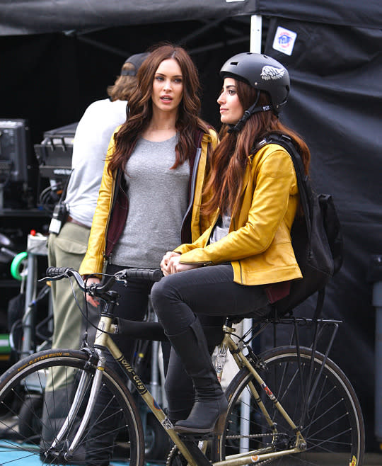 <p>Megan Fox chats with her stunt sister on the set of <i>Teenage Mutant Ninja Turtles</i> in New York.<br></p><p><i>(Photo: Splash News)</i></p>