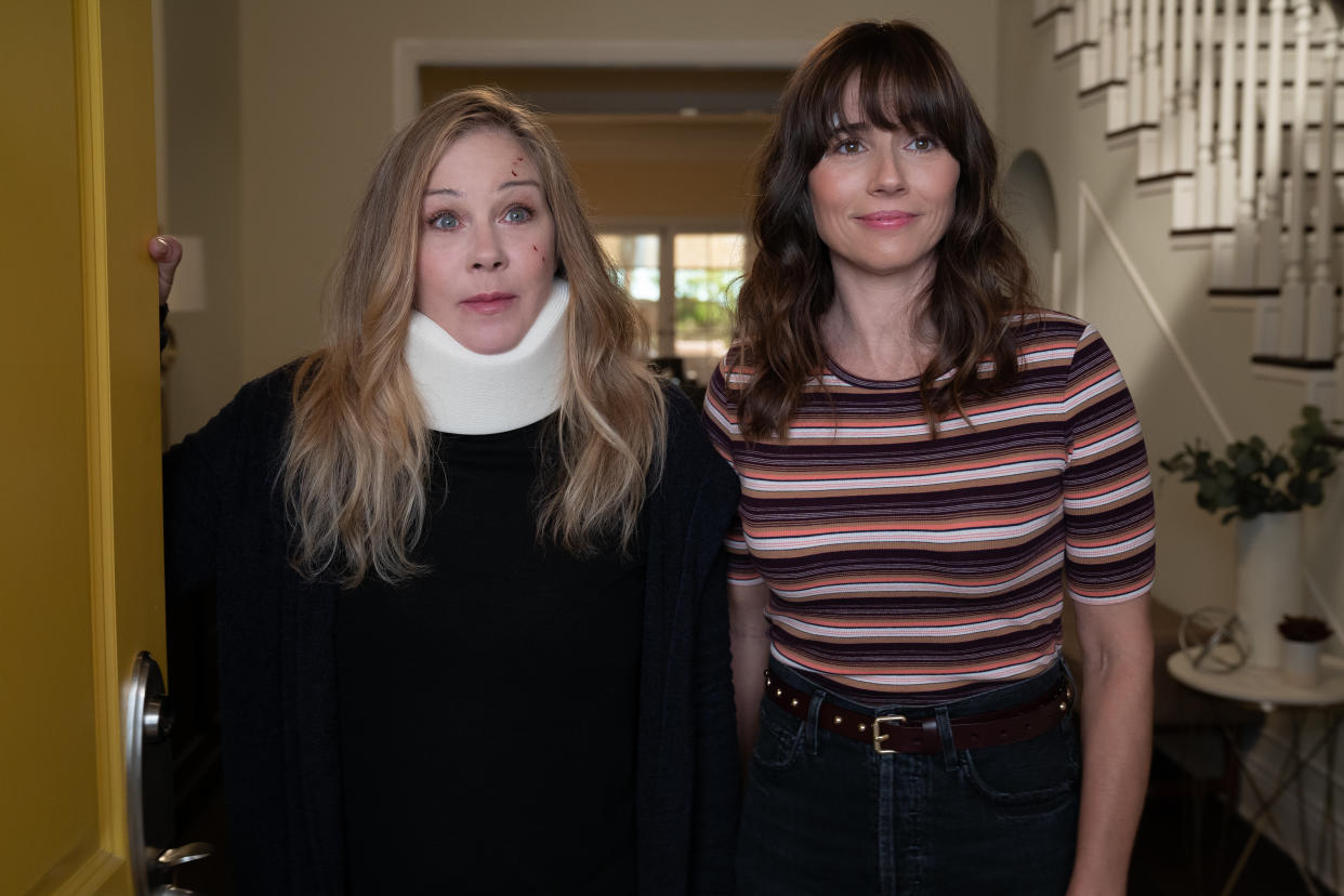 DEAD TO ME (L to R) CHRISTINA APPLEGATE as JEN HARDING and LINDA CARDELLINI as JUDY HALE in DEAD TO ME. Cr. Saeed Adyani / © 2022 Netflix, Inc.