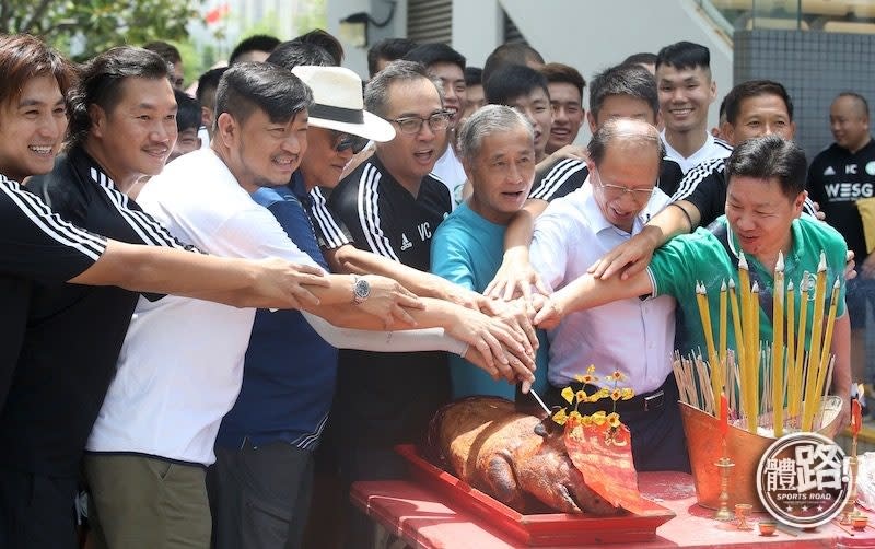 鍾楚維（戴帽者）2019年出席愉園開操，更與領導層一同切燒豬。（圖：體路資料庫）