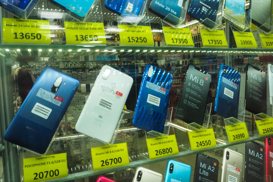 Teléfonos móviles chinos expuestos para la venta en un comercio en Rusia. Foto: Vladimir Gerdo\TASS via Getty Images. 