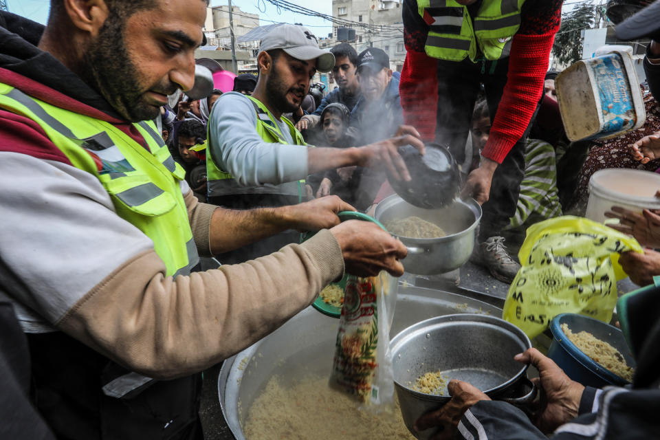 La asistencia de la UNRWA es fundamental para que los habitantes de Gaza puedan comer. (Photo by Abed Rahim Khatib/Anadolu via Getty Images)