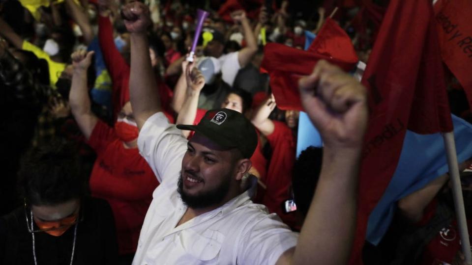 Un seguidor celebra los resultados