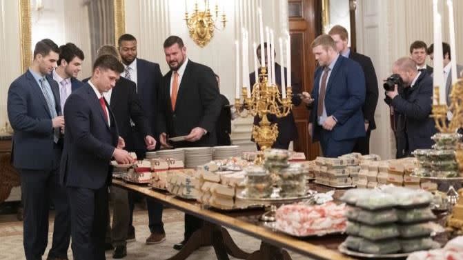 美國總統川普在白宮招待大學美足冠軍隊，也是準備速食。（圖／翻攝自推特）