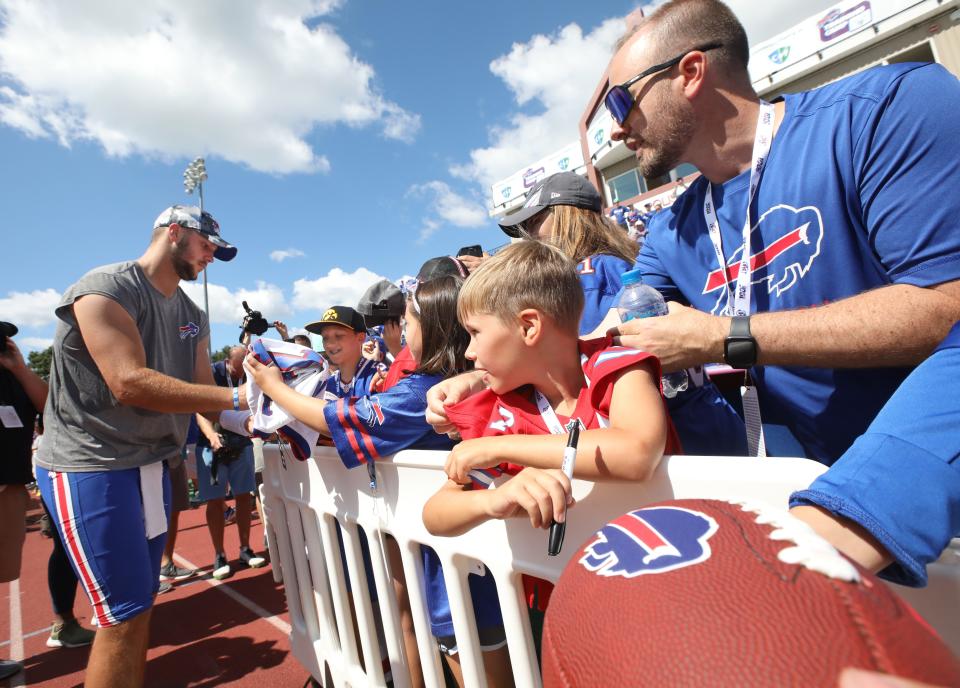 El mariscal de campo de los Bills, Josh Allen, firma autógrafos para los niños antes de abandonar el campo el último día del campo de entrenamiento de los Buffalo Bills en la Universidad St John Fisher en Rochester el jueves 11 de agosto de 2022. 