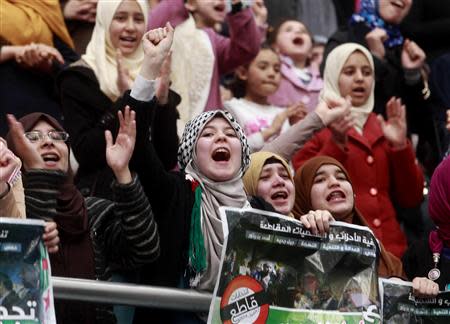 Protesters shout slogans as they call for a boycott of the Algerian presidential election in Algiers March 21, 2014. REUTERS/Louafi Larbi